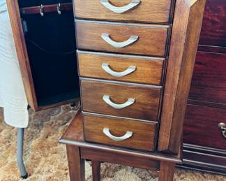 Jewelry chest