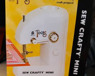 Mini craft sewing machine