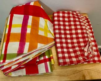 M284 (2) round plastic tablecloths $4