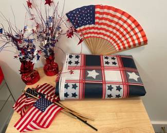 M281 Assorted July 4th items  $4