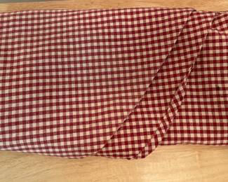 M307  red and white round tablecloth $4