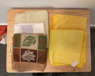 M256. Dish towels and dish cloths $3 (5)