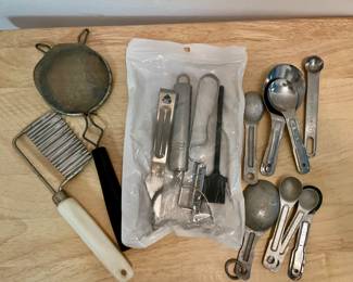 M301 Assorted kitchen tools $4