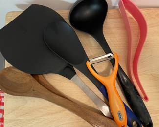 M302  assorted kitchen accessories $3