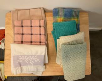 M259 3 dish towels and 4 dish cloths $4