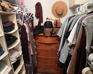 Dresser & Clothes 