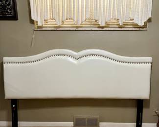 Queen white w stud border in perfect shape.
asking 65.00