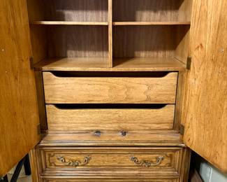 vintage solid wood armiore. In excellent shape.
90.00