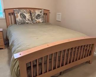 Atlanta Maple Queen Size Bed