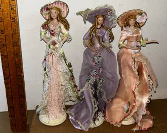 3 Figurines Woman $16.00