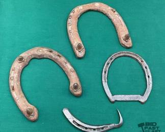 786  Western decor  Various horse shoe items 