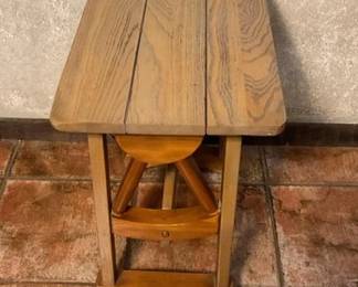 264  Rustic western style wagon wheel side table 