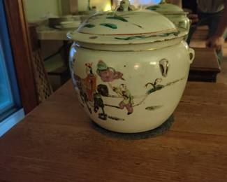 Famille Rose Porcelain lidded jar, late Qing-Republic period  (1644-1912)