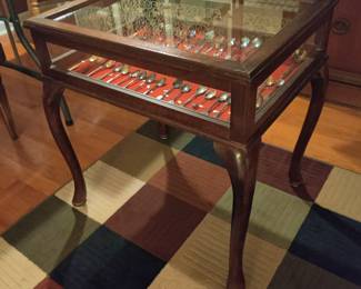 very well made display table 