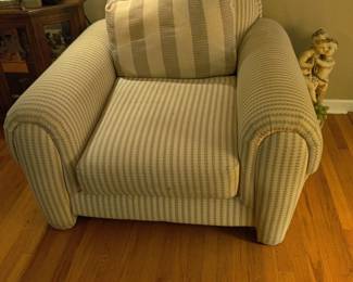 oversize chair ( in good condition)