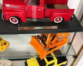 Road Signatures 1948 Ford F-1 Pickup Truck Die Cast Metal 1:18 RED on Stand