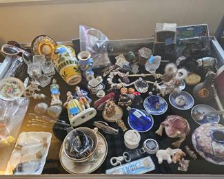 A wide variety of tchotchkies