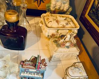 All kinds of small collectible boxes