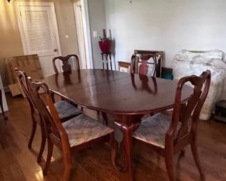 Beautiful 8-10 place setting cherry table