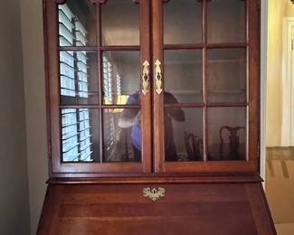 Beautiful w/matching 8-10 place setting table