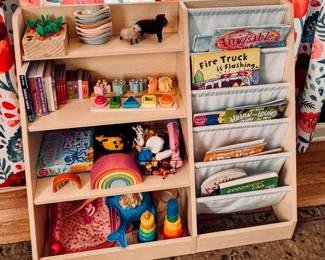 Kid's bookshelf and toy organizer
