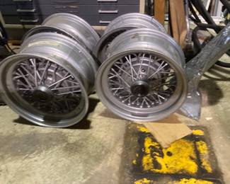 Wire spoke wheels.