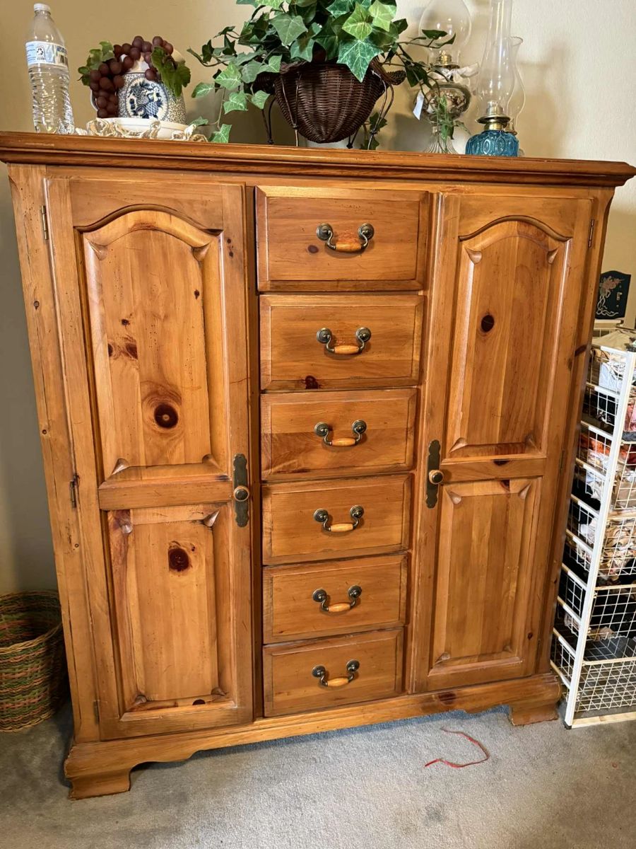 Very nice chest with shelves and drawers.