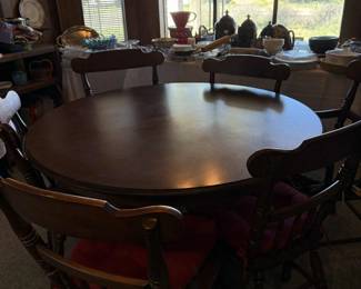 Round dining table with 6 chairs. Expand with 2 leaves. 