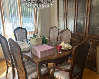 Thomasville French Country Dining Set with Extention Leaves 