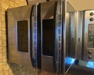 Frigidaire electric stove w two ovens
