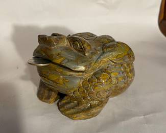Nephrite money frog
