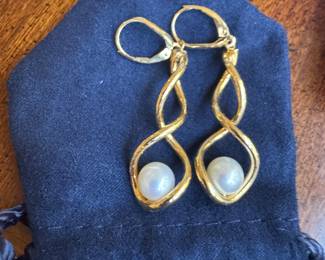 14kt gold pearl pierced earrings