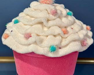 $6 - Cupcake container