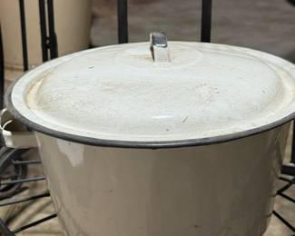 Lidded enamelware pot 