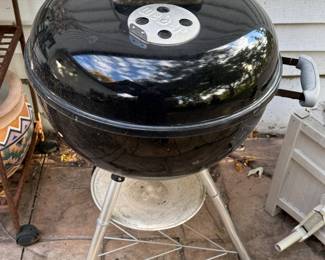 Super clean, with starter and cover.. WEBER 