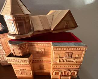 Lids open, felt lined 