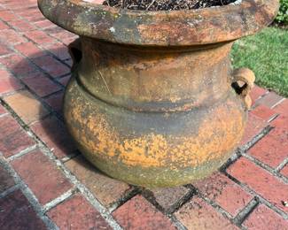 This is gorgeous, heavy duty and lovely yard urn...