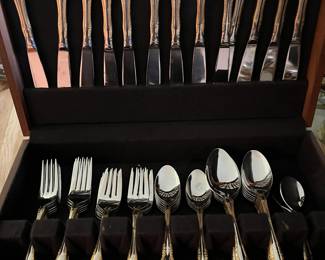 This is a gorgeous set in great condition...Stainless and lovely!