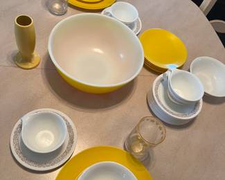 CORELLE, PYREX, VINTAGE PLATES