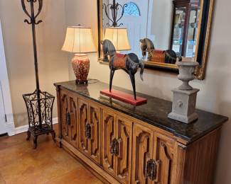 Buffet with marble top
Wall mirror
Accessories
