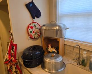 Magnalite roaster, enamel roaster, vi tage cake holder