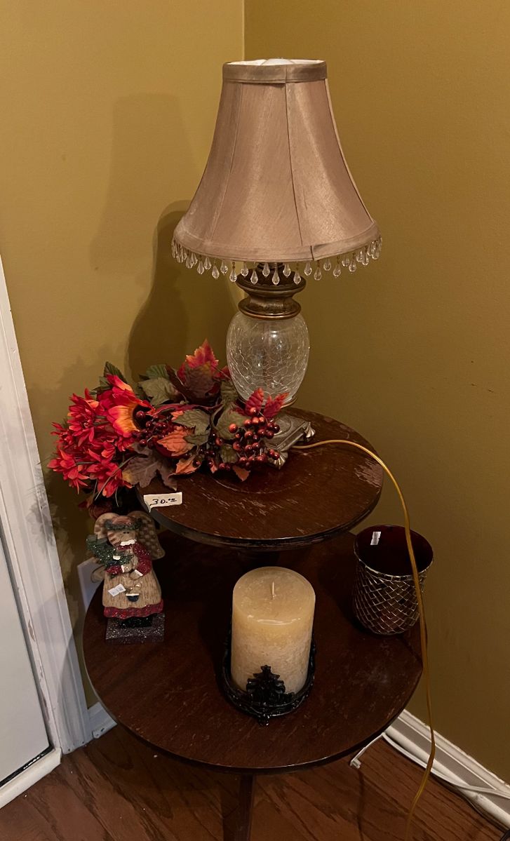 Tiered table, lamp, decor