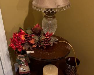 Tiered table, lamp, decor