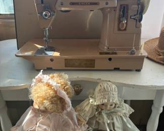 Vintage Singer Sewing Machine - Beautiful Condition