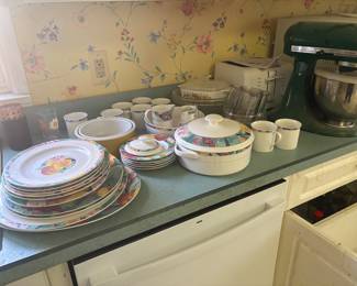 Kitchenware 7 Dinnerware Items