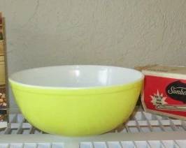 Yellow Pyrex #404 Mixing Bowl