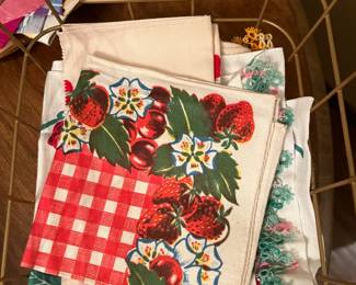 Many vintage linens both for tableware and upcycling. 