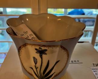 #130	5" Cache Pot Handpainted 24K Gold Ruffled Edge Iris Pattern	 $22.00