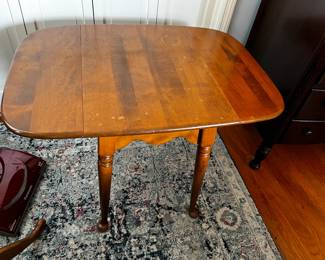 #86	Maple End Table w/Flip-down Sides - 17-35x 25x24	 $75.00