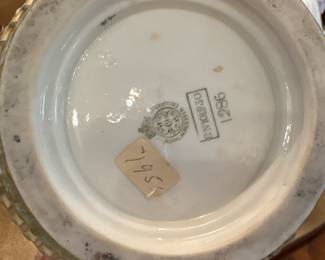 Royal Worcester Hand-Painted Ginger Jar (1926, England). Picture 2 of 2.
Beautiful Royal Worcester covered jar with basket-molded rim and finial. Hand-painted botanical floral sprays with raised gilt highlights and soft ivory ground. Stamped Royal Worcester mark with 1926 date. Broken Finial, but still a beautiful piece at 100 years old.
A classic English cabinet display piece.
$90 or Best Offer